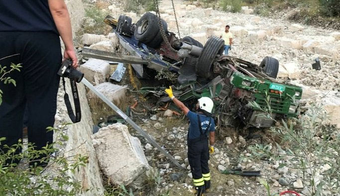 Freni boşalan tır dehşet saçtı: 3 ölü, 3 yaralı