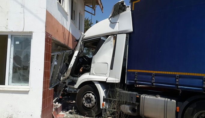 Kalp krizi geçirince benzinliğe çarptı, hayatını kaybetti