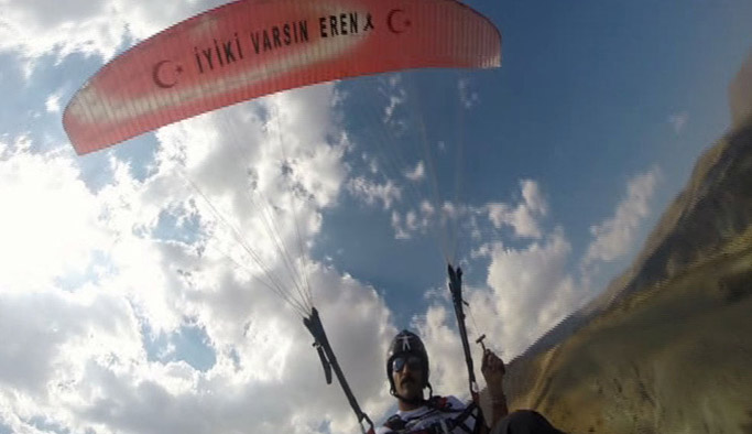 Paraşütçüler Şehit Eren Bülbül için havalandı