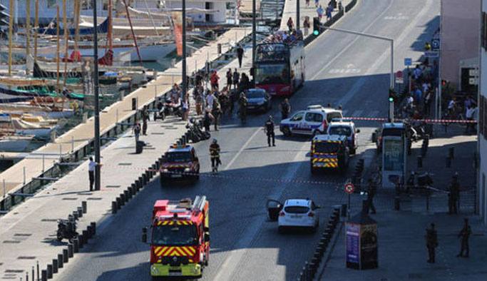 Araç otobüs durağına daldı