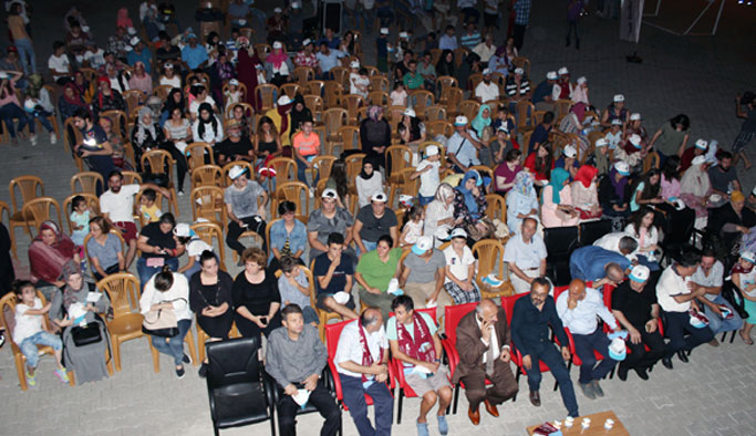 Araklı yağmura rağmen film seyretti