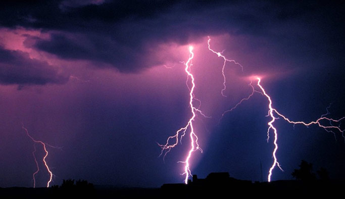 İşçilerin bulunduğu alana yıldırım düştü