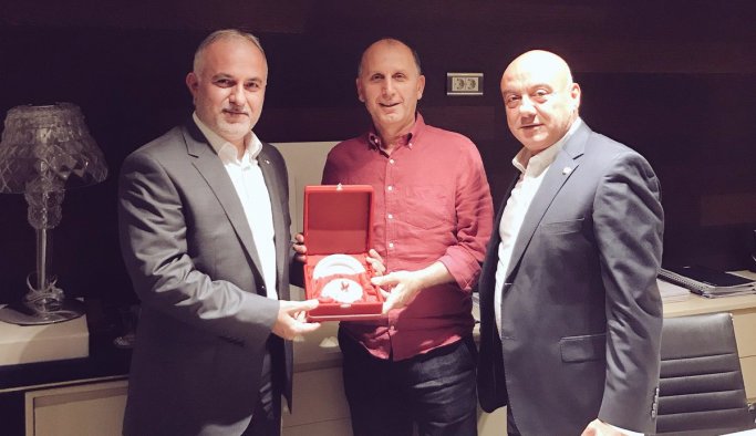 Muharrem Usta'dan Kızılay'a 100 adet kurbanlık