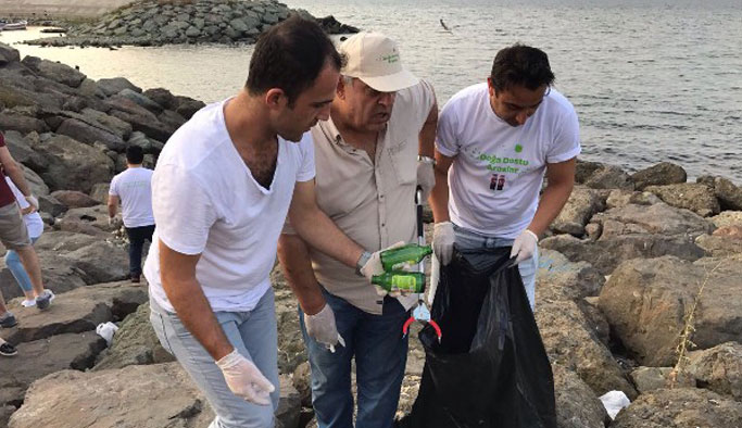 Trabzon sahilinde bayram temizliği