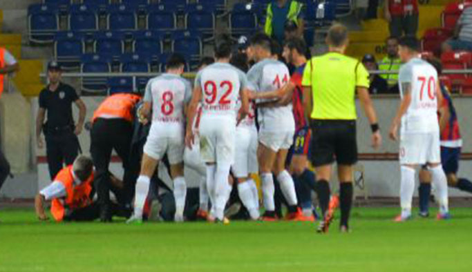 Futbolcuya yumruklu saldırı