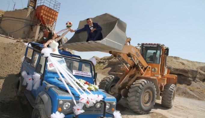 Kepçe üstünde evlilik teklifi