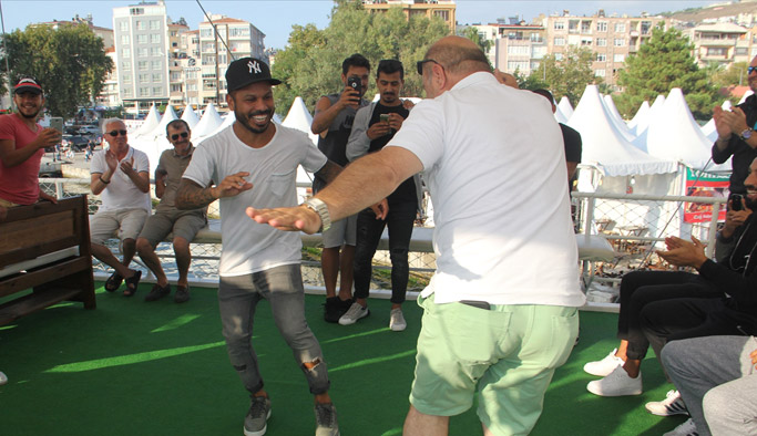 Alanzinho taraftarla kolbastı oynadı