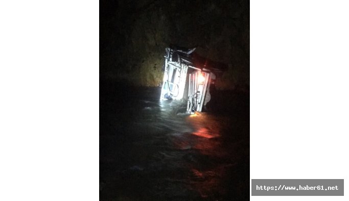 Dereye yuvarlanan araçta hayatını kaybetti