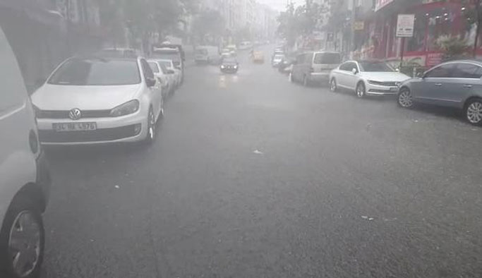 Fırtına ve sağanak yağış İstanbul'u vurdu