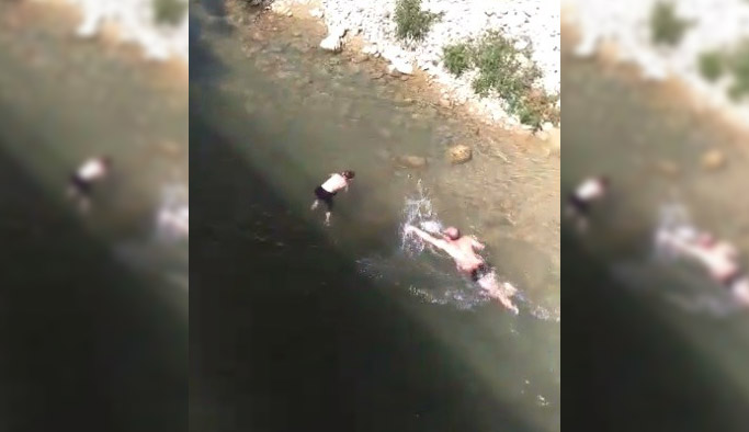  Nehirde boğulmak üzere olan çocuğu gazeteci kurtardı