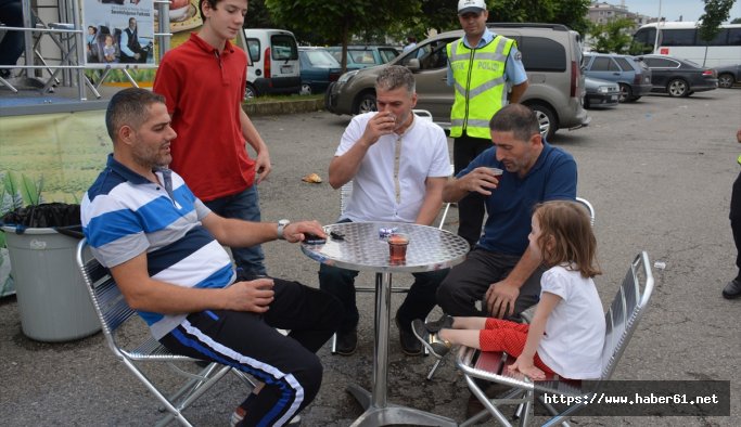 Polisten sürücülere çay ikramı