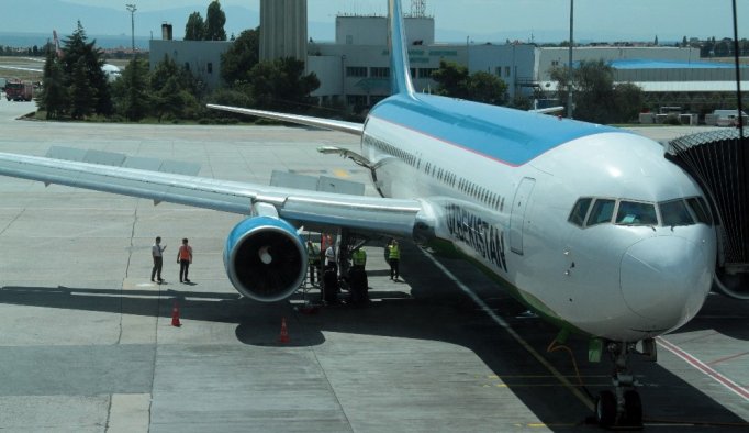 Özbekistan uçağı tehlike atlattı