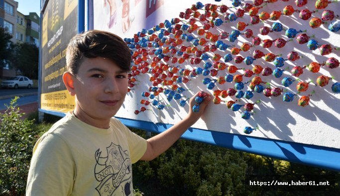 Çocuklar için billboardlara şeker konuldu