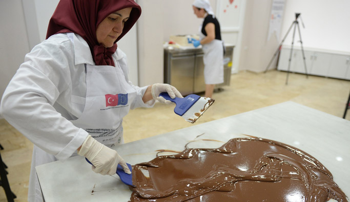 Kadınlar çikolata yapmayı öğreniyor