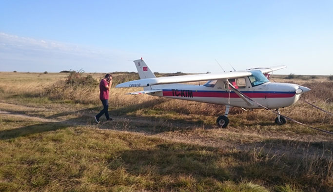Uçak tarlaya zorunlu indi