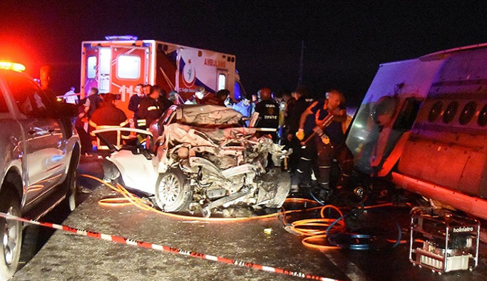 Yolcu otobüsü ile otomobil çarpıştı: 1 ölü 16 yaralı