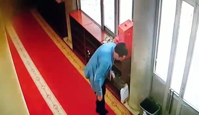Önce namaz kıldı sonra ayakkabı çaldı