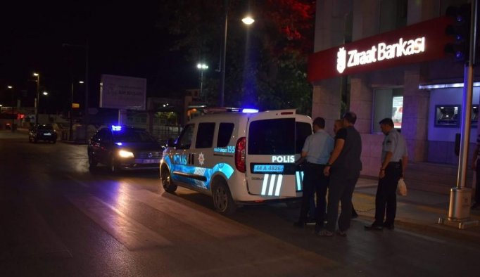 Valinin makam aracının önüne atladı