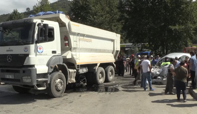 Trabzon'da kamyonla otomobil çarpıştı: 5 yaralı