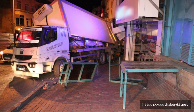 Kamyon mağazaya girdi! Mahalleli deprem sandı