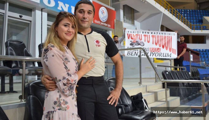 Parkede inanılmaz anlar Hakem, baba olacağını parkede öğrendi