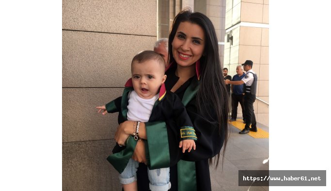 Dünyanın en minik avukatı annesinin kucağında duruşmalara giriyor 
