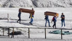 Trajedi! Bir aile, bin derecelik yanardağa düştü