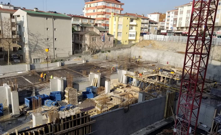 Binanın bodrum kat betonları döküldü!