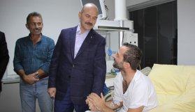 İçişleri Bakanı Soylu yaralı polisi ziyaret etti