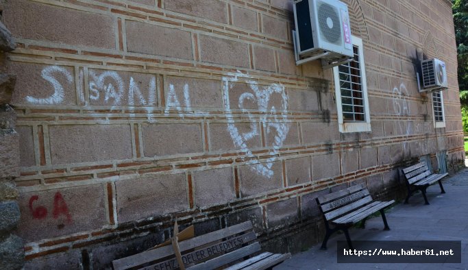 Asırlık cami ve hamam, aşk defteri oldu