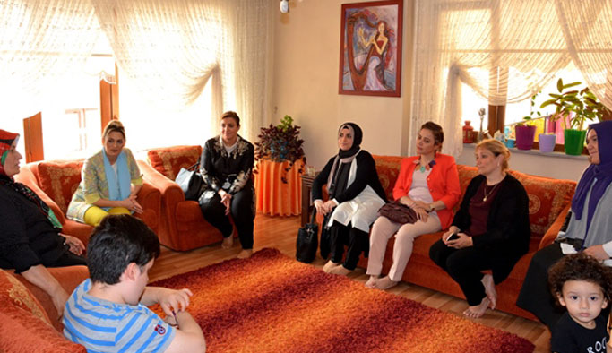 Hamdiye Soylu Trabzon'da ziyaretlerde bulundu