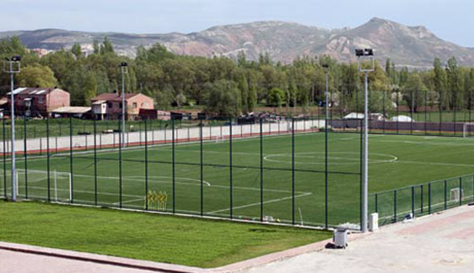 Futbolcular şokta! Sahada 50 kiloluk bomba bulundu