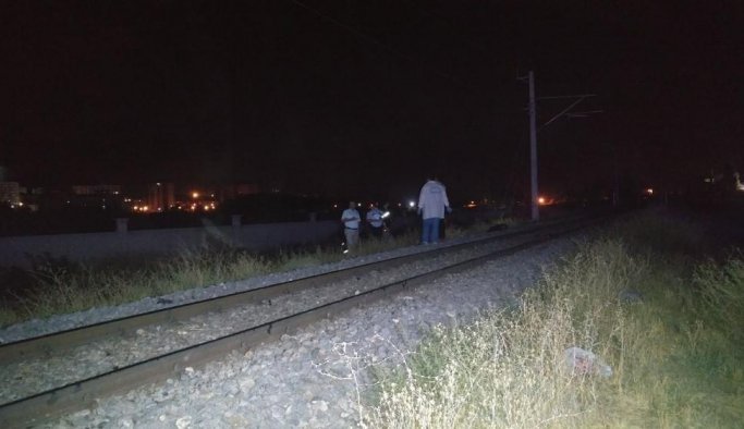 Trenin çarptığı genç hayatını kaybetti