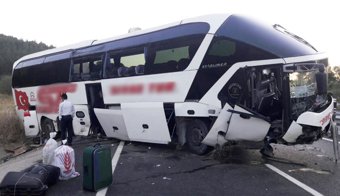 Yolcu otobüsü menfeze düştü: 13 yaralı