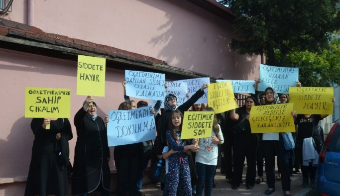Öğretmeni bıçaklayan kadına Bursalı velilerden tepki
