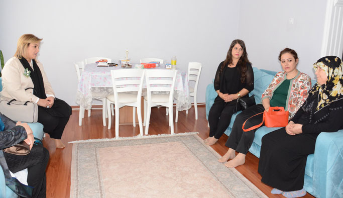 Bakan Soylu’nun eşinden şehit ailesine ziyaret