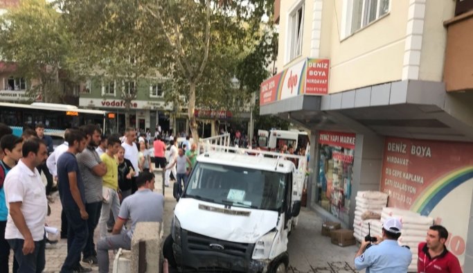 Kontrolden çıkan kamyonet kaldırımdaki yayaları ezdi