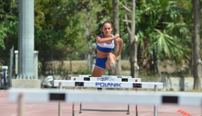 Zıplıyor, atlıyor, koşuyor, atıyor