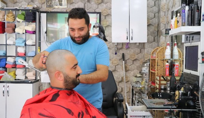 Papağan berberde çıraklık yapıyor