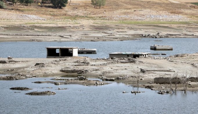 Sular çekildi, köy ortaya çıktı