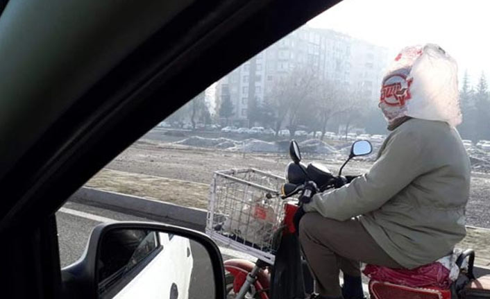 Kafasında kask yerine poşet geçirdi!