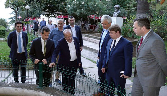 Başkan Gümrükçüoğlu halkı dinliyor