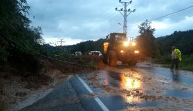 Heyelan oldu, yollar kapandı