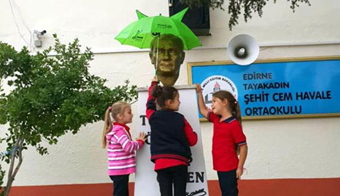 Atatürk'ün ıslanmasına yürekleri razı olmadı: Minik öğrencilerden anlamlı hareket