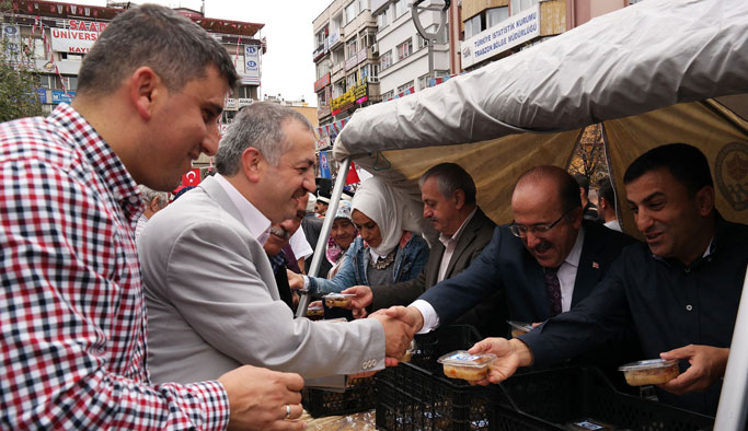 Trabzon'da 18 ilçede halka aşure dağıtıldı