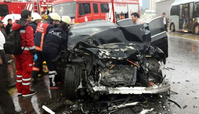 Lüks otomobil yolcu otobüsüne çarptı