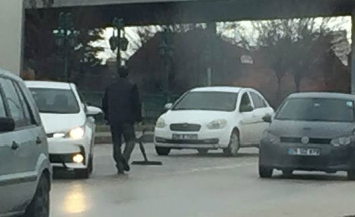 Kamyondan düşen masa trafiği kilitledi!