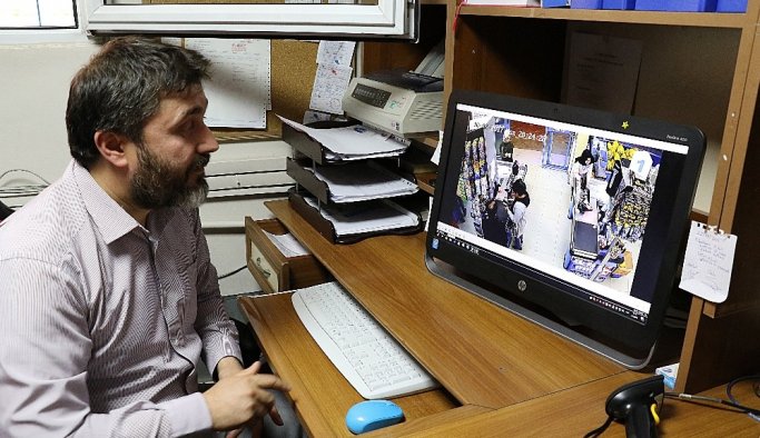 25 saniyede bin TL çaldı