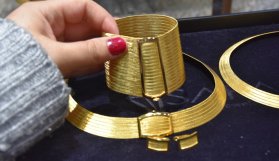 Trabzon'da kadınlar, altın telleri takılara dönüştürüyor