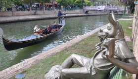 Çevreyi kirletenlere 'çekirdek çitleyen eşek' heykelli mesaj